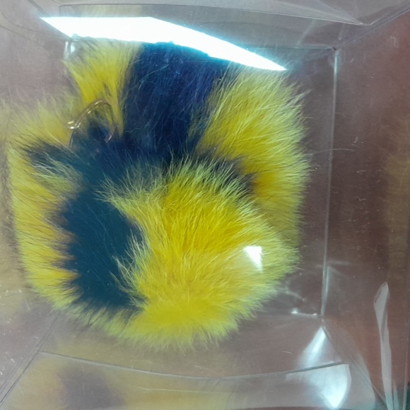 Fur Pompom Key Holder - Picture 2 of 6